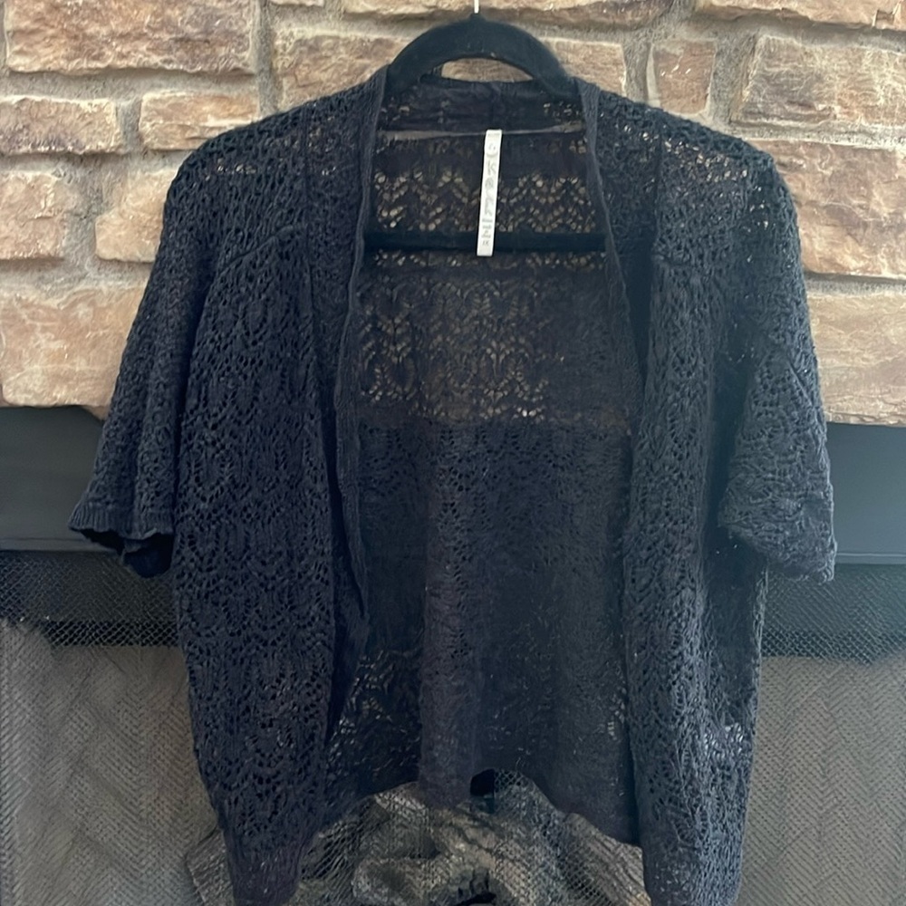 Leo & Nicole black sheer shawl. Size XL